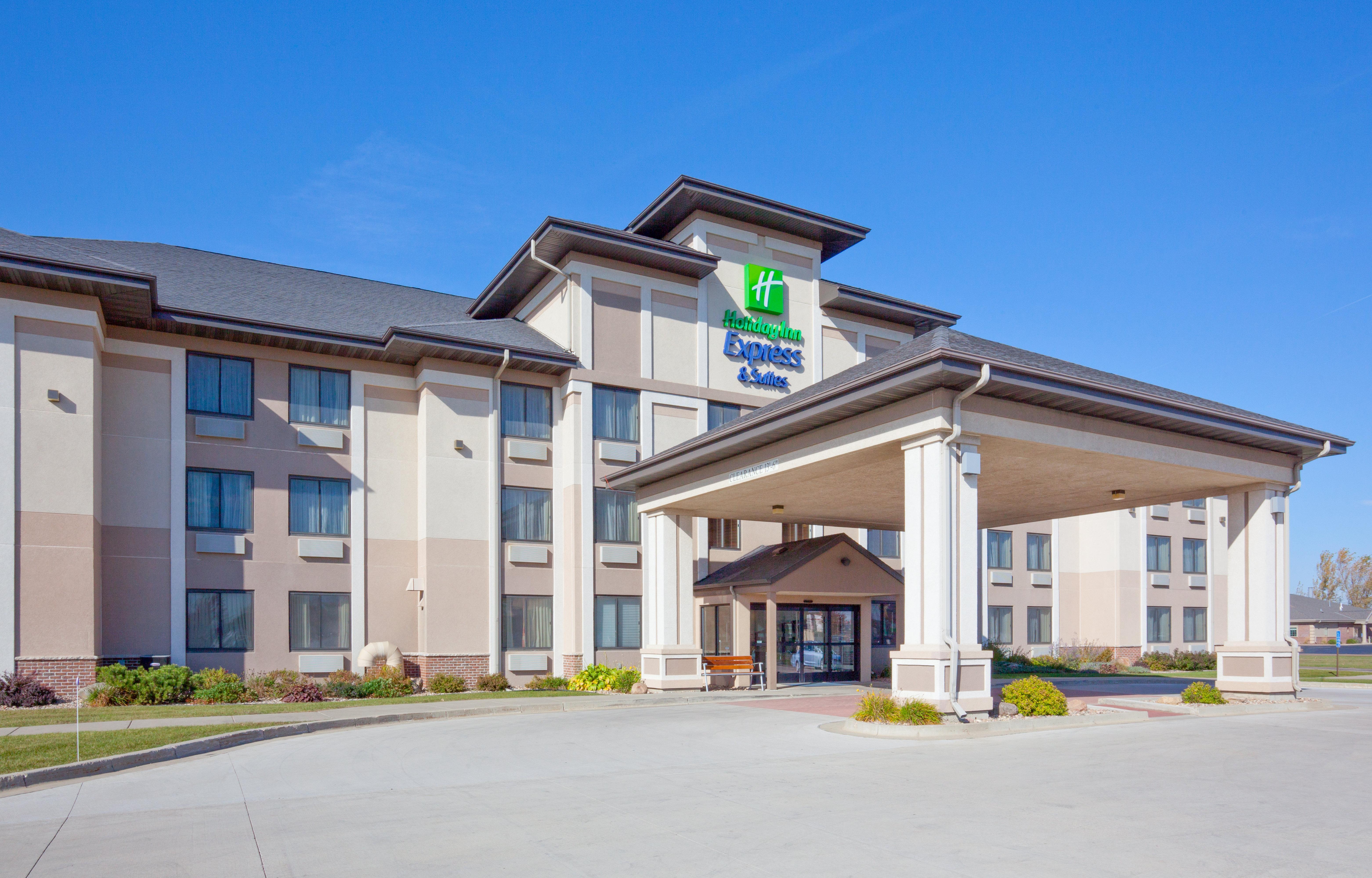 Holiday Inn Express & Suites - Worthington By Ihg Exterior photo