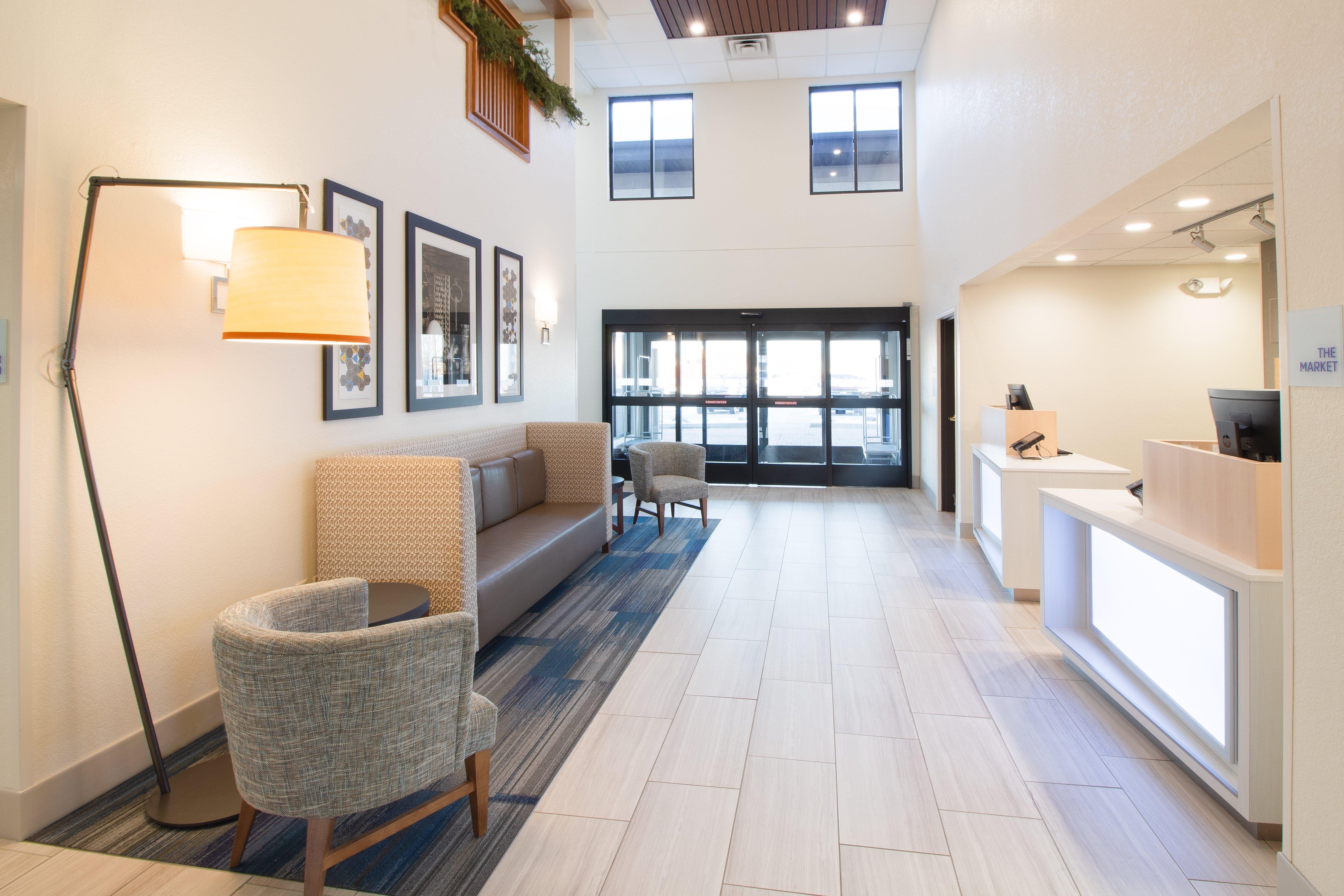 Holiday Inn Express & Suites - Worthington By Ihg Exterior photo